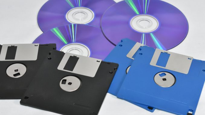 Optische und magnetische Speichermedien Eine Standardlösung kaufen oder maßgeschneiderte Software selbst entwickeln (lassen)? Gerade bei spezielleren Aufgaben im Unternehmen ist diese Frage nicht einfach zu beantworten.