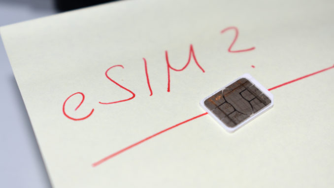 eSIM - ein weiterer SIM-Standard Neben den bekannten, wechselbaren SIM-Karten existiert als Alternative eine fest in mobile Endgeräte integrierte Variante - die eSIM. Die eSIM hat viele Vorteile, kommt aber auch mit einigen Nachteilen im Gepäck.