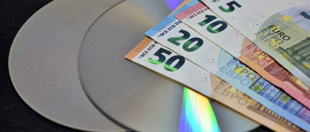 Wo ist das Geld besser investiert: Einmalig Bares für ein paar DVDs mit den Lieblingsfilmen hinblättern oder ein Abonnement für einen Streamingdienstleister abschließen?