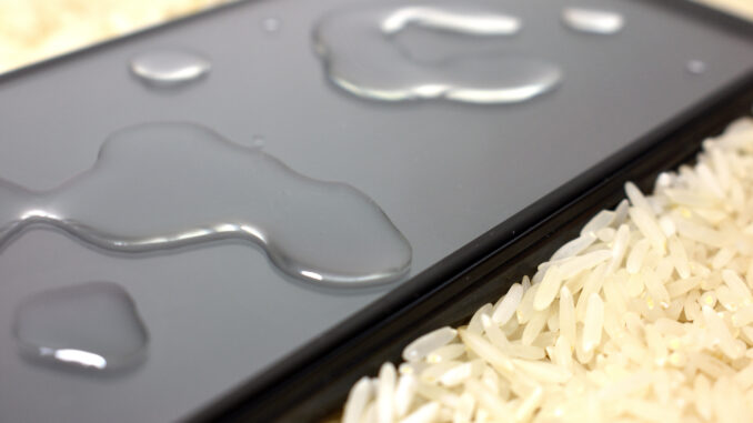 Nasses Smartphone auf Reis Wenn das geliebte Smartphone versehentlich ins Wasser fällt oder einen heftigen Regenschauer abbekommt, ist schnelles Handeln angesagt. Unsere Schritt-für-Schritt - Anleitung zeigt, wie Sie ein nasses Handy noch retten und einen teuren Totalausfall verhindern können.
