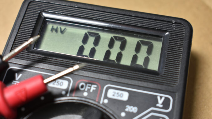 Dieses Multimeter kann unter anderem die Spannung an den beiden Mess-Spitzen in seiner LCD-Anzeige darstellen. Aber ist es ein digitales oder ein analoges Messgerät?